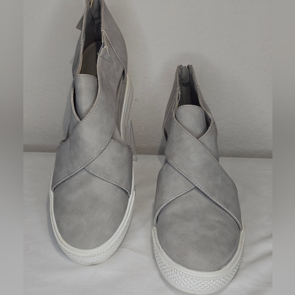 Hidden Wedge Gray Faux Leather Zipper Back Sneakers, Women's Size 10 - Picture 2 of 5